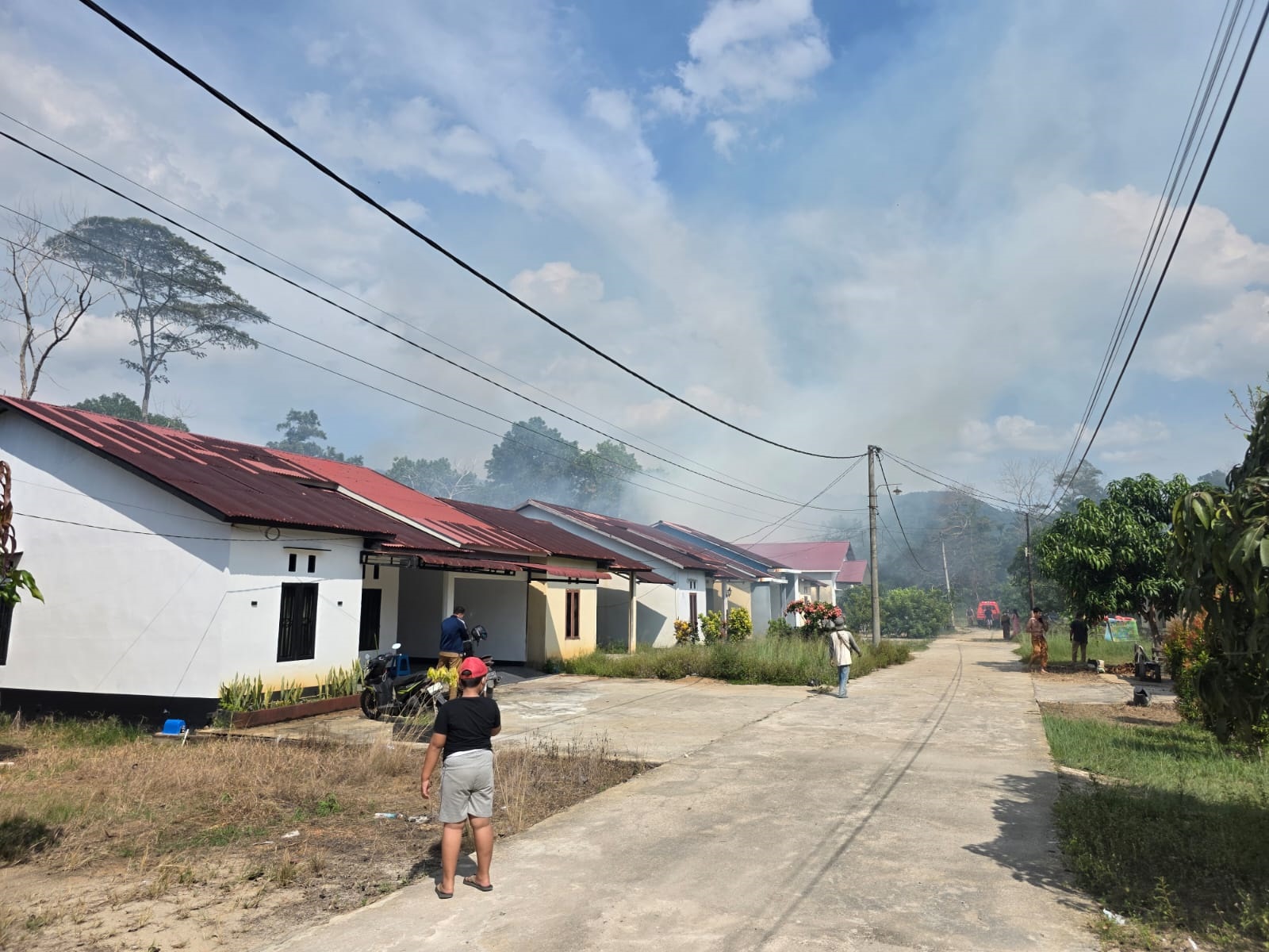 KARHUTLA : Kebakaran lahan menghebohkan warga Jalan Bhayangkara, Komplek Perumahan Villa Anugrah 1, Kabupaten Kayong Utara, Senin (9/2).