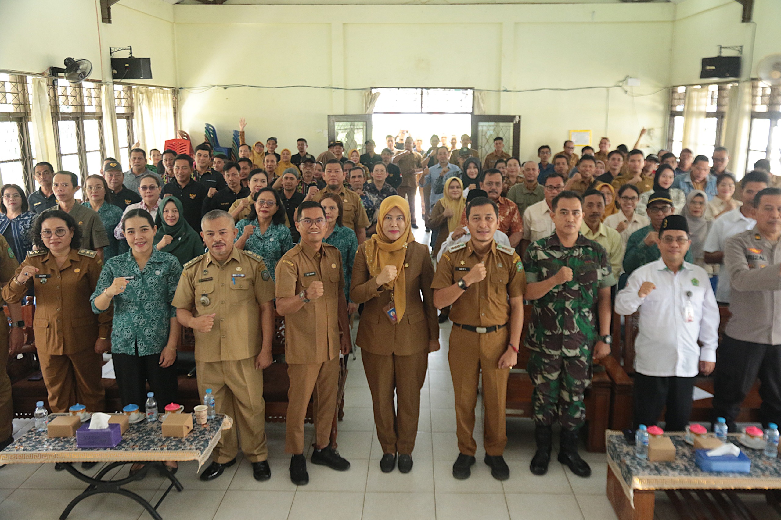 MUSRENBANG: Sekda Kota Singkawang, Dwi Yanti di sela musrenbang di Aula Kantor Camat Singkawang Timur.