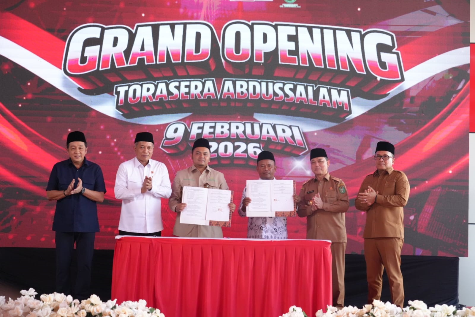 RESMIKAN TORASERA: Gubernur Kalbar, Ria Norsan bersama Menteri Koperasi dan UKM RI Ferry Juliantono saat peresmian Torasera Abdussalam di Jalan Poros Desa Durian, Kecamatan Sungai Ambawang, Senin (9/2