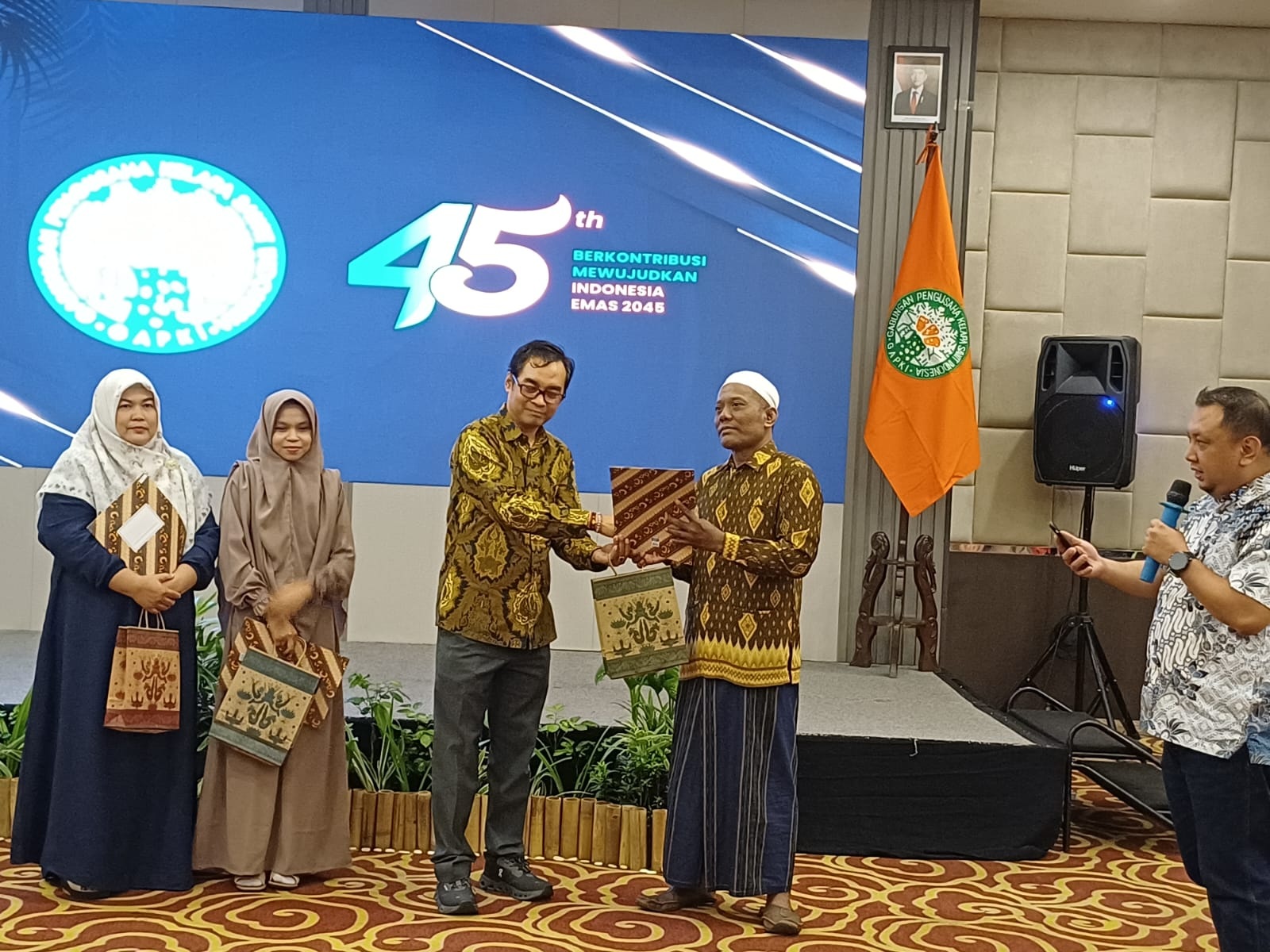 BANTUAN : Ketua GAPKI Kalbar, Aris Supratman (tiga dari kiri), menyerahkan bantuan kepada sejumlah panti asuhan dan marbot masjid di Kota Pontianak dan sekitarnya, Jumat (27/2).