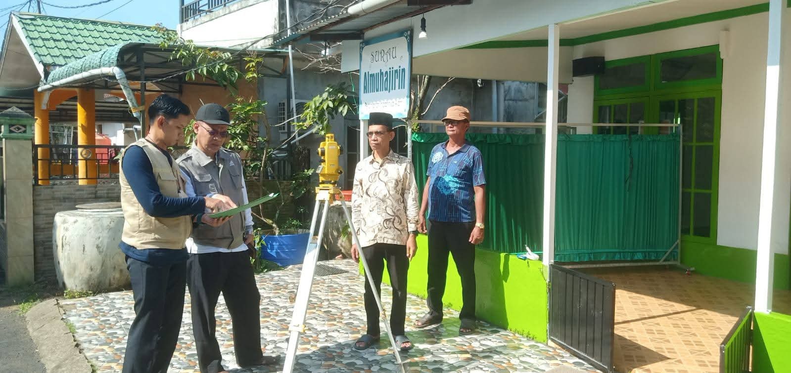 KIBLAT: Kalibrasi arah kiblat di Surau Al Muhajirin, Desa Rengas Kapuas, Kecamatan Sungai Kakap, Kabupaten Kubu Raya, Sabtu (28/2).
