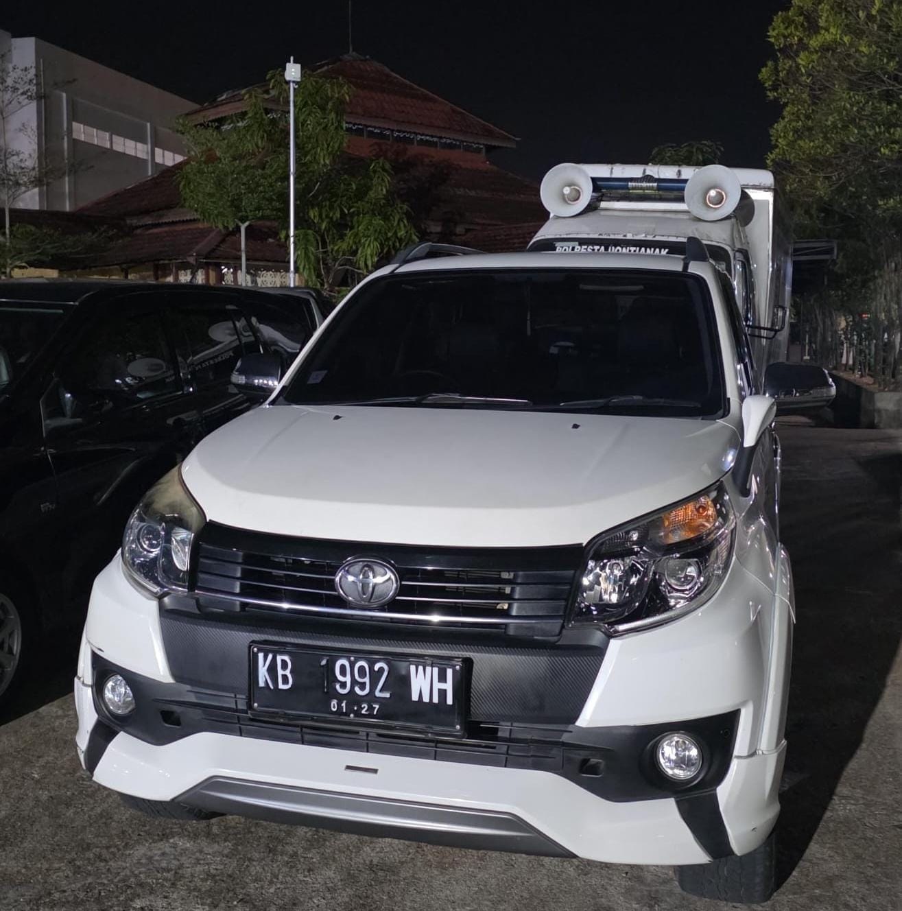 PENCURIAN: Mobil Toyota Rush yang diduga hasil pencurian dalam keluarga diamankan personel Jatanras Satreskrim Polresta Pontianak untuk kepentingan penyelidikan.