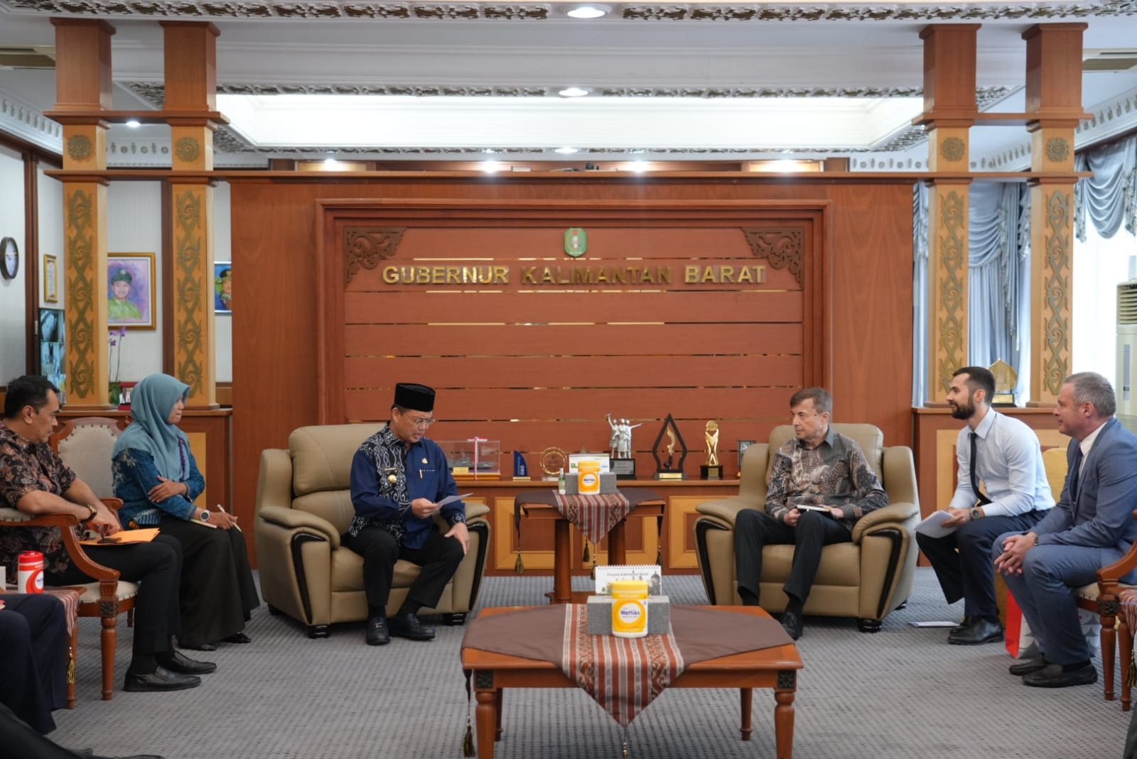 NUKLIR : Gubernur Kalimantan Barat Ria Norsan berbincang-bincang dengan Duta Besar Rusia untuk Indonesia, (H.E) Sergei Gennadievich Tolchenov yang datang ke provinsi ini untuk menjajaki kerjasama.