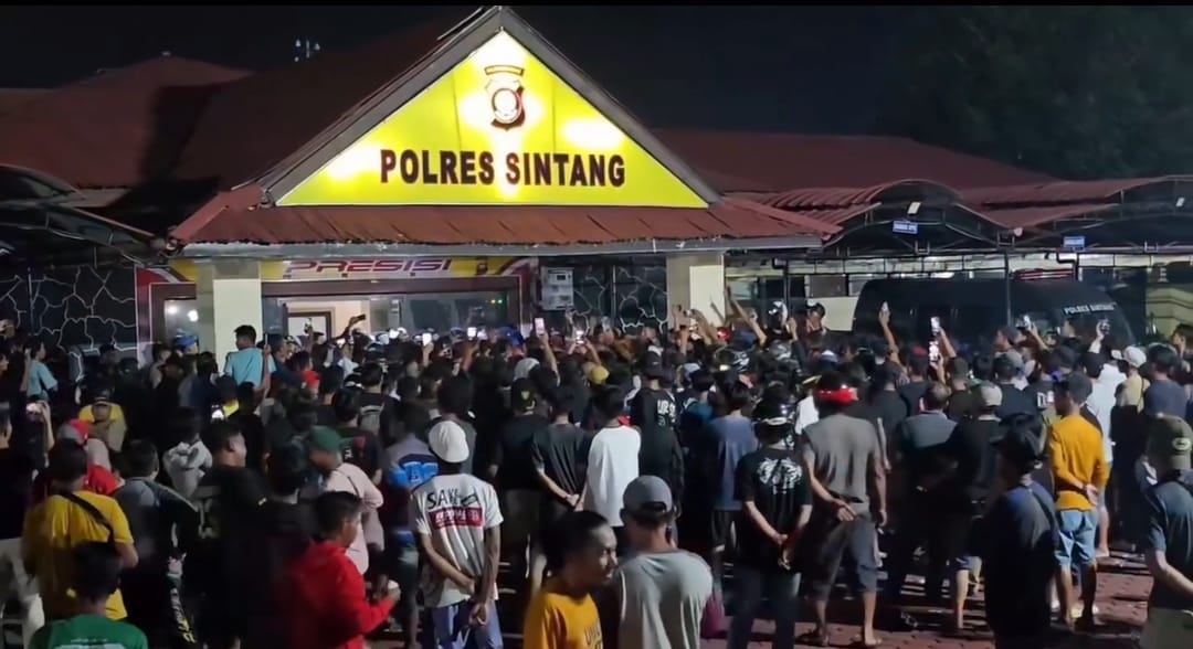 Ratusan massa PETI menjebol pagar dan mendatangi Mapolres Sintang, Sabtu (28/2) malam, menuntut pembebasan tiga rekan mereka yang diamankan polisi. 