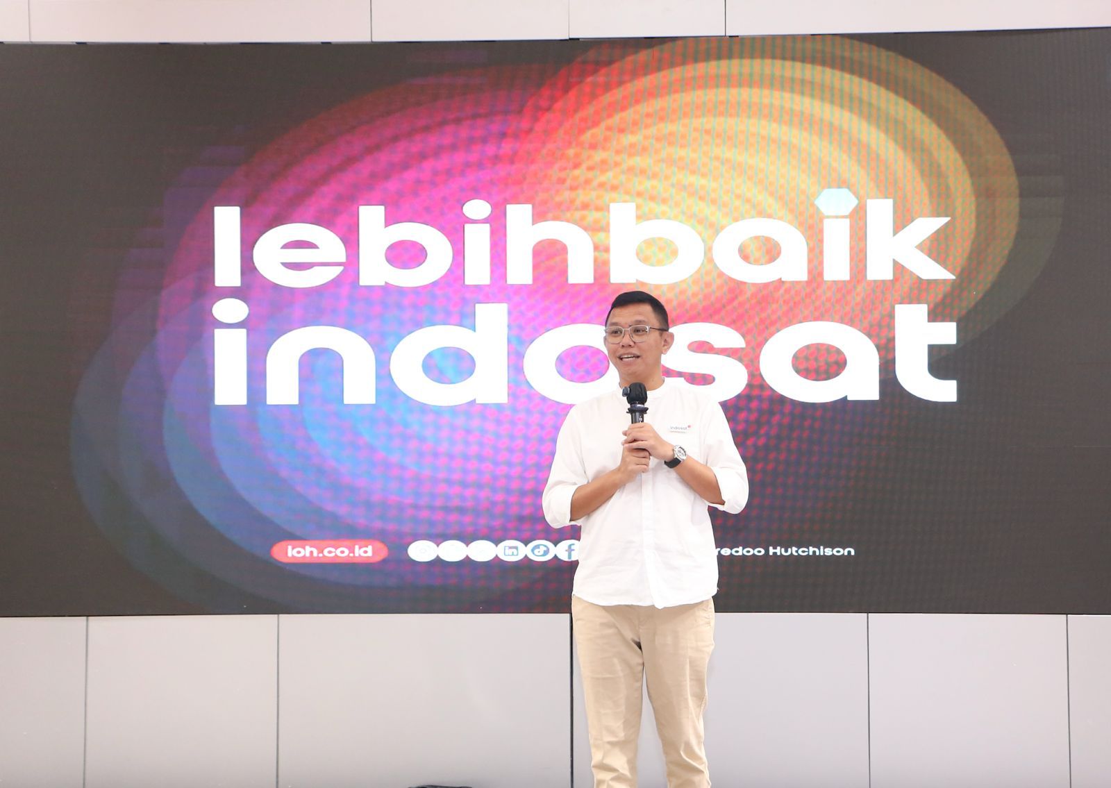 Acting Head of Circle Kalisumapa Indosat Ooredoo Hutchison, Yogo Pandego Bagus Widodo, memaparkan proyeksi lonjakan trafik data Ramadan 2026 dan kesiapan penguatan jaringan di Pontianak.