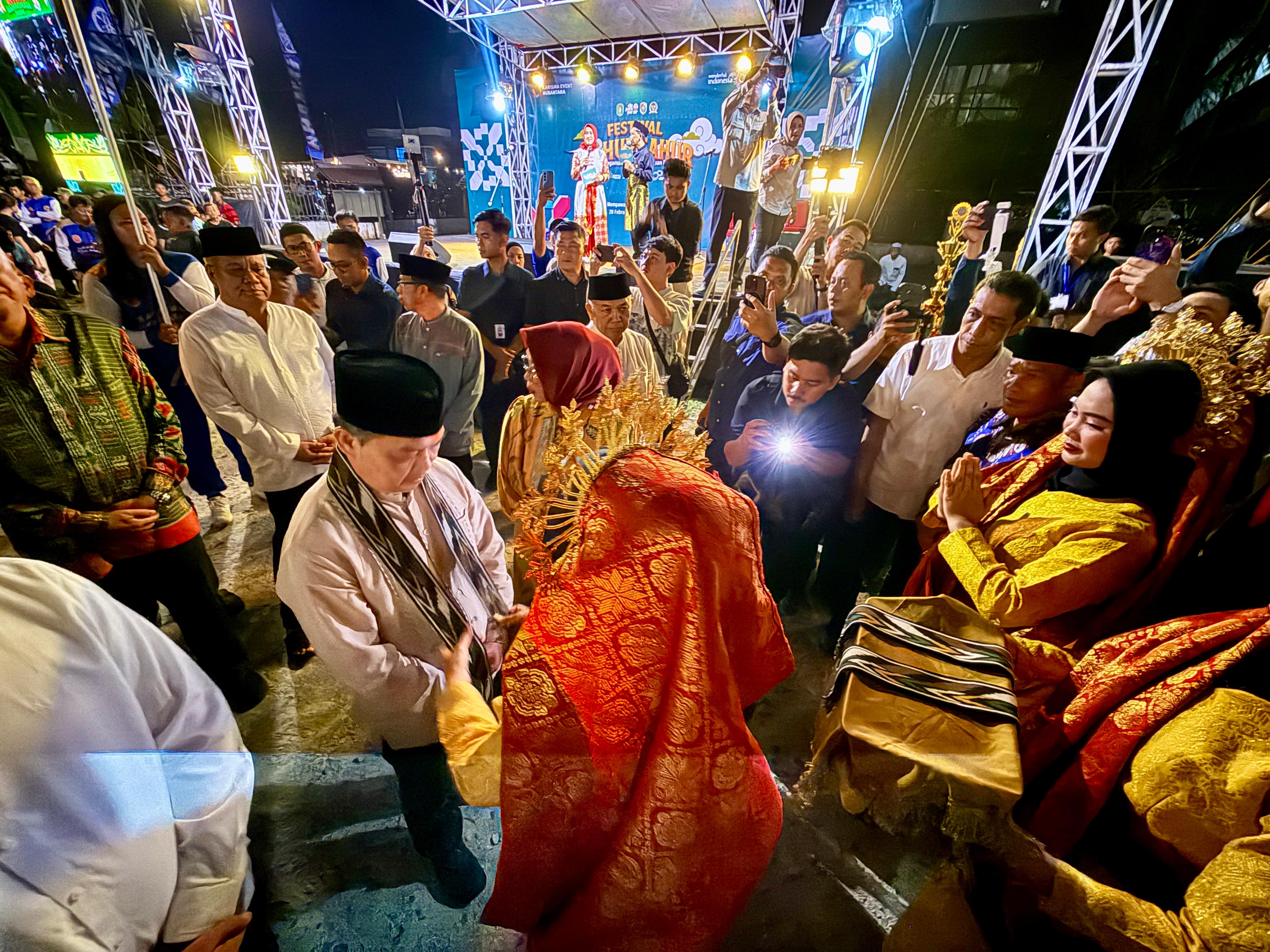 Gubernur Kalimantan Barat Ria Norsan disambut saat pembukaan festival sahur-sahur di Kabupaten Mempawah, Sabtu (28/2). 
