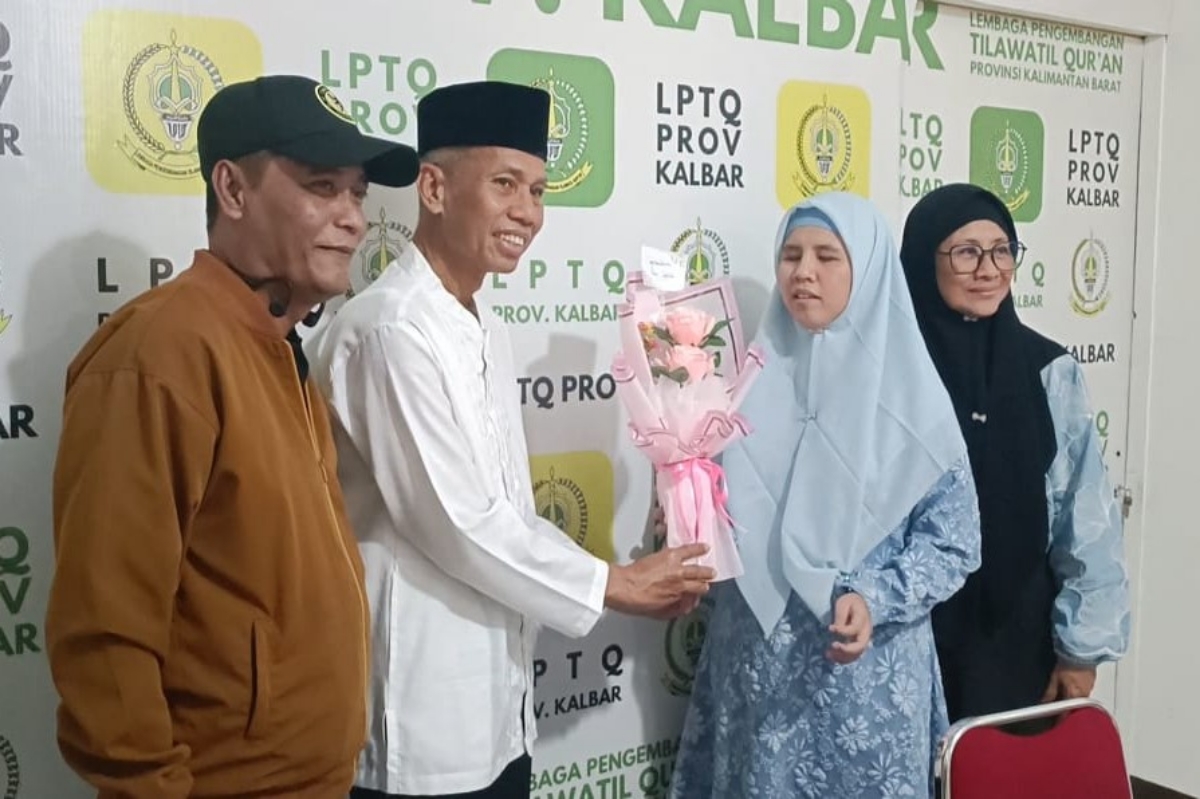 Suasana penyambutan Andi Safira, qariah asal Kalbar yang meraih juara 1 Tartil Sensorik Netra Putri pada PTQ RRI 2026, pada Minggu (1/3).