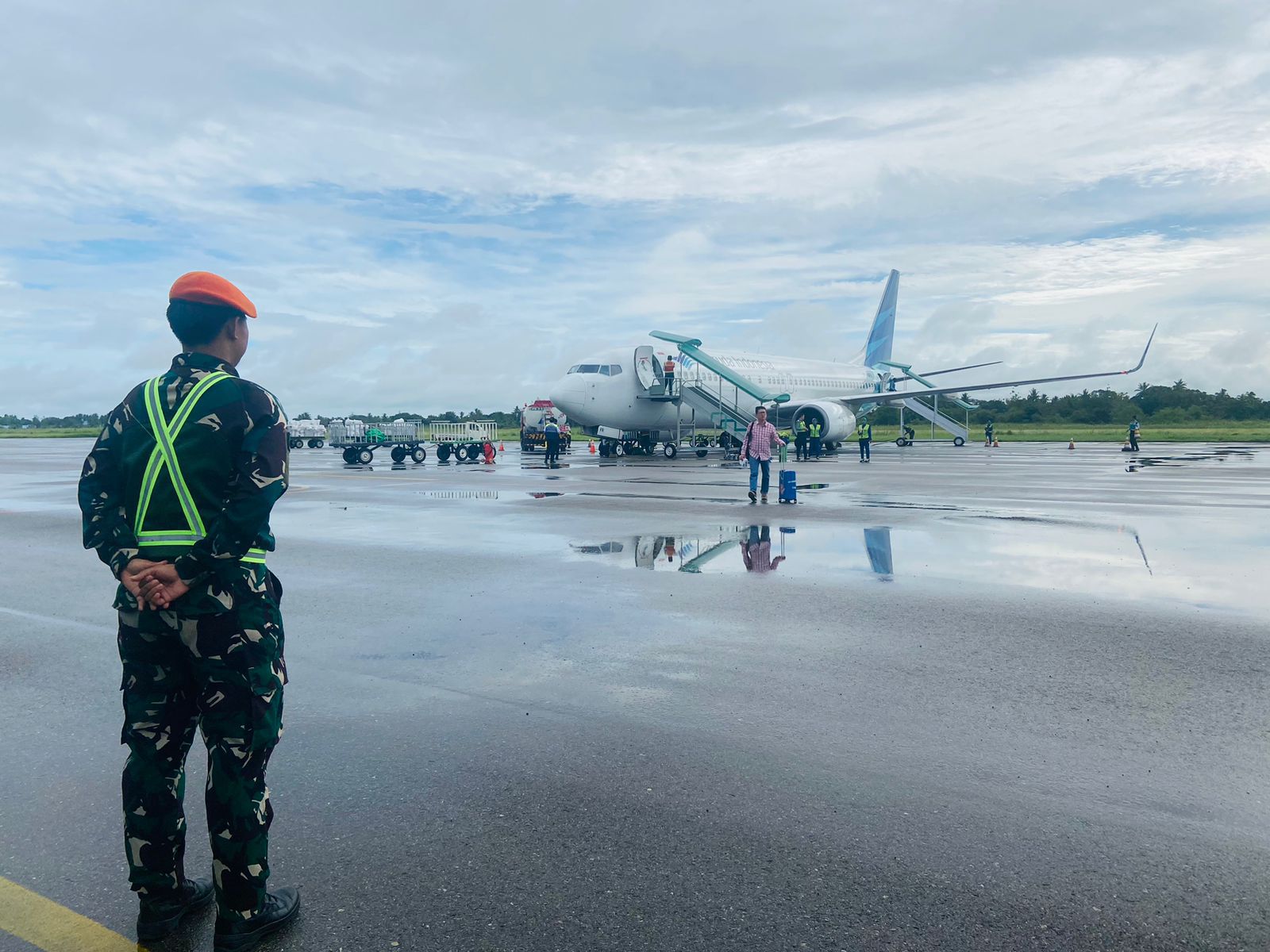 Personel Satgas Yon Parako 466 Pasgat bersiaga dan melakukan pengawasan di area Bandara Merauke bersama petugas Avsec untuk memastikan keamanan penerbangan.
