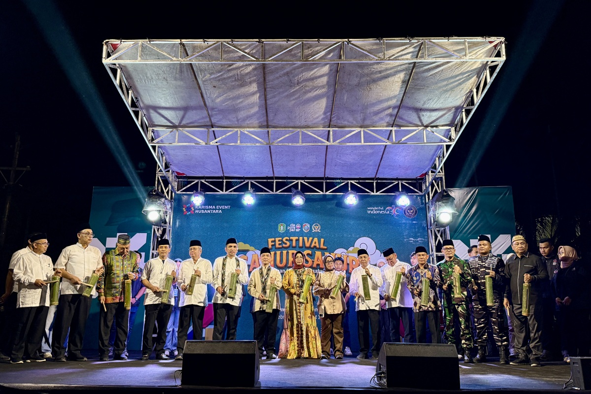 Gubernur Kalbar Ria Norsan didampingi Bupati Mempawah Erlina beserta undangan lainnya memukul kentungan sebagai simbolis pembukaan Festival Sahur-sahur di Kabupaten Mempawah, Sabtu (28/2). 