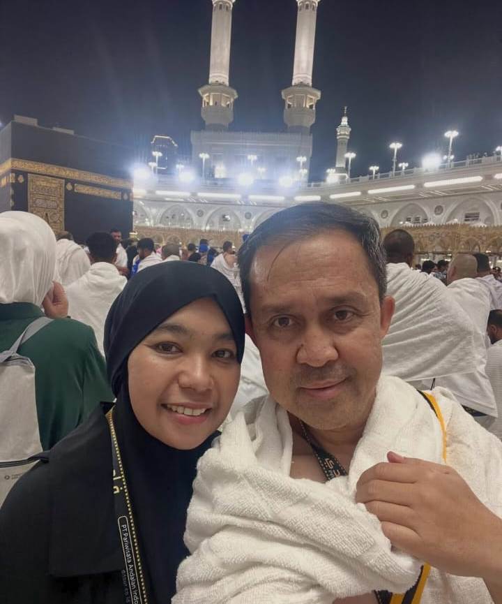 UMRAH: Direktur RS Pontianak Utara, Nuzulisa Zulkifli, bersama suami saat menjalankan ibadah umrah di Tanah Suci. Kepulangan mereka tertunda akibat penutupan sejumlah jalur penerbangan.