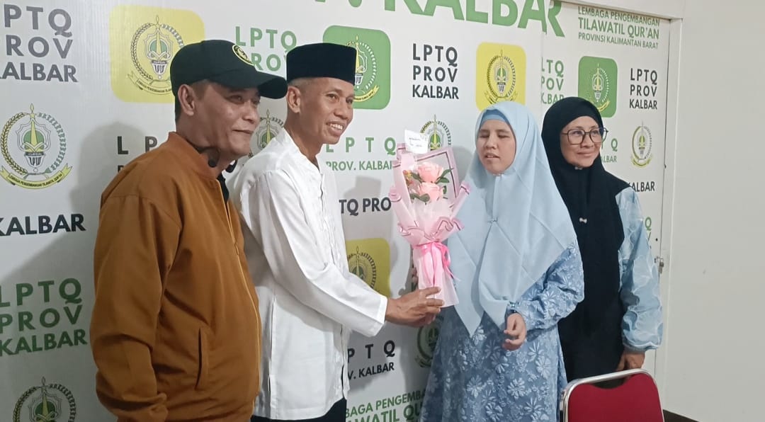 Andi Safira (dua dari kanan) menerima sambutan dari jajaran LPTQ Kalimantan Barat usai meraih Juara Terbaik I cabang Tartil Sensorik Netra Putri pada PTQ RRI ke-55 Tahun 2026 di Jakarta. 
