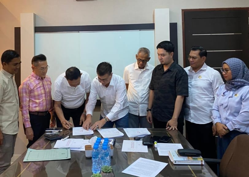 Foto suasana tercapainya kesepakatan damai di Kantor Mediator Eric Muliawan di kawasan Jl Putri Chadramidi Pontianak.