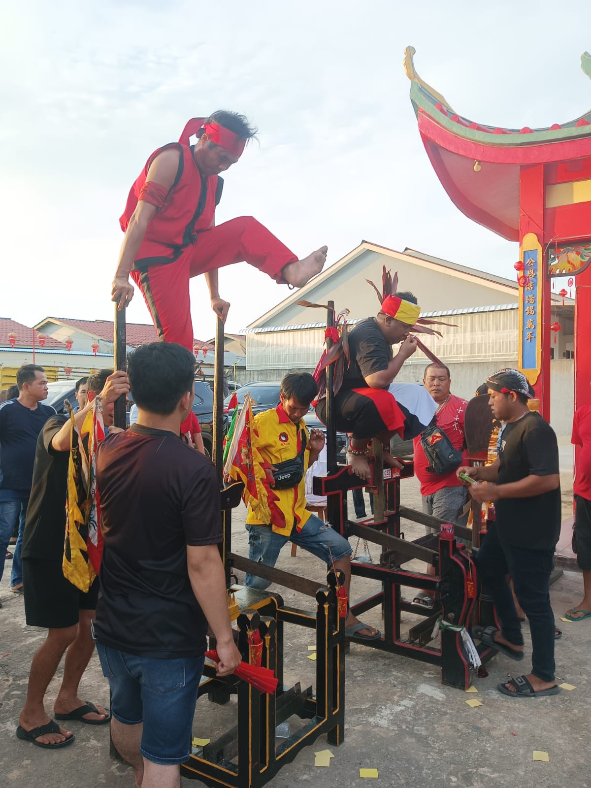 RITUAL: Para tatung melakukan ritual cuci jalan di Vihara Tri Dharma Bumi Raya, Singkawang, sehari menjelang puncak Festival Cap Go Meh. 