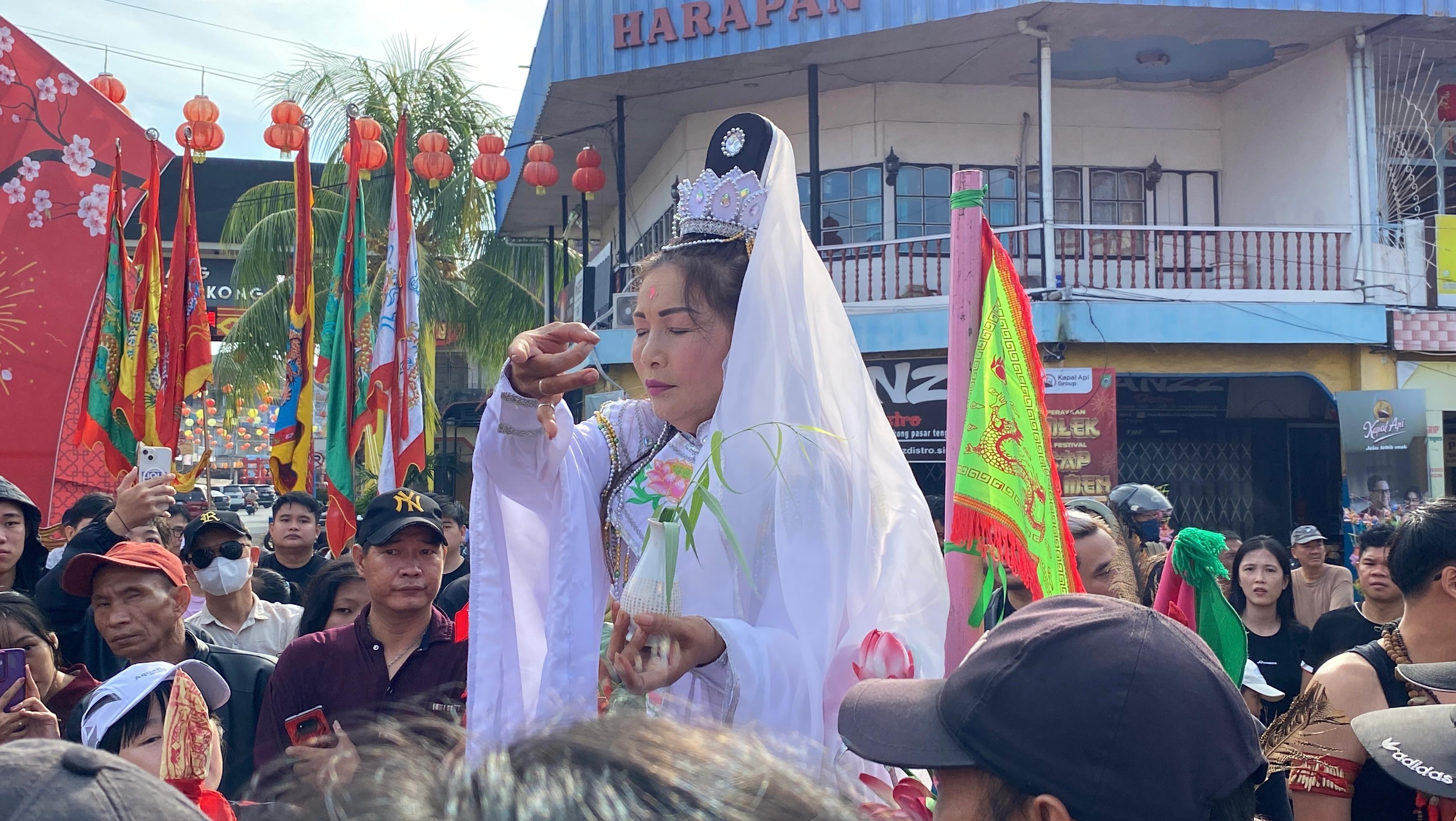 Tarung wanita melakukan ritual cuci jalan di Vihara Tri Dharma Bumi Raya, Singkawang, sehari menjelang puncak Festival Cap Go Meh.  //HARI KURNIATAMA