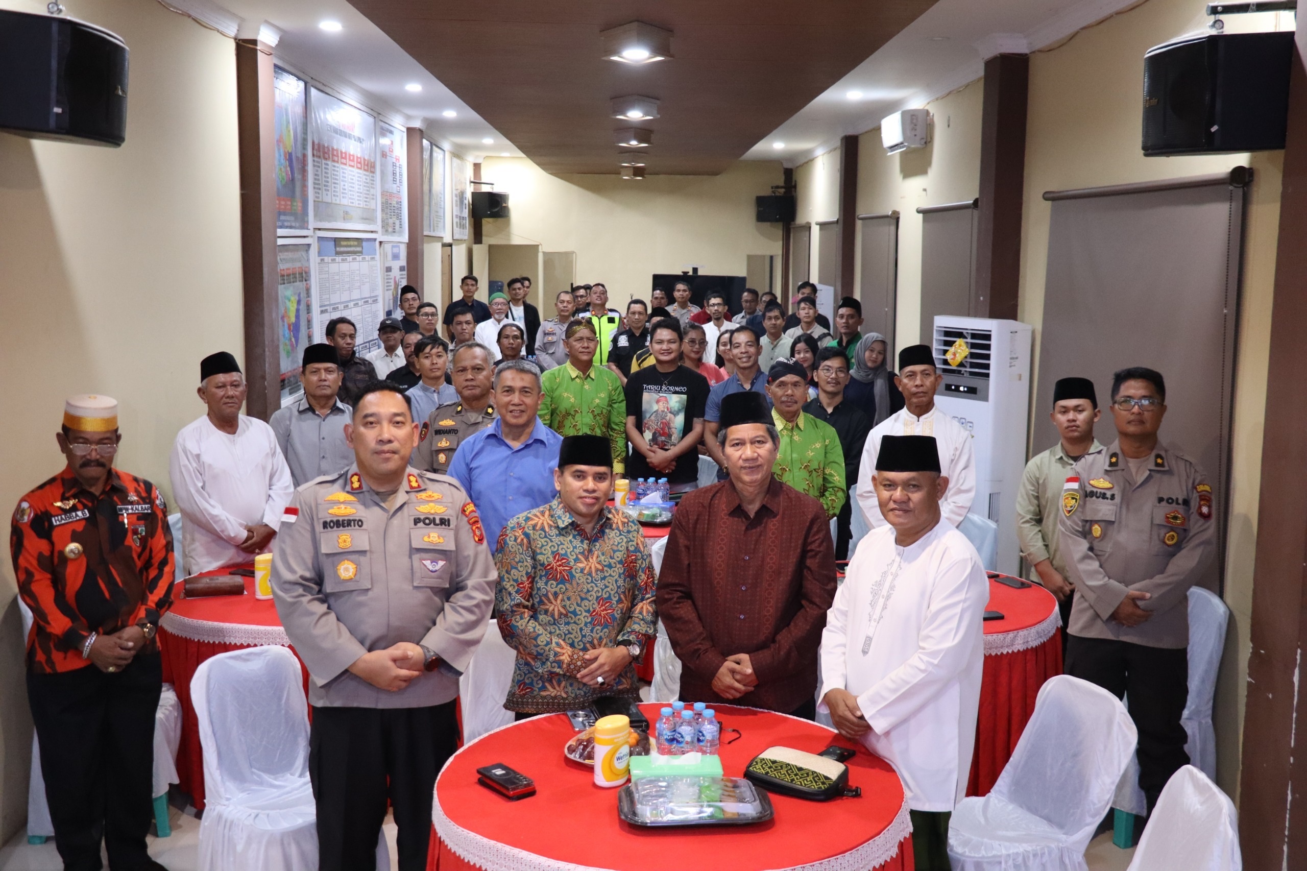 BUKA BERSAMA: Suasana buka puasa bersama yang digelar Polres Kapuas Hulu bersama ormas, tokoh agama dan insan pers. 
