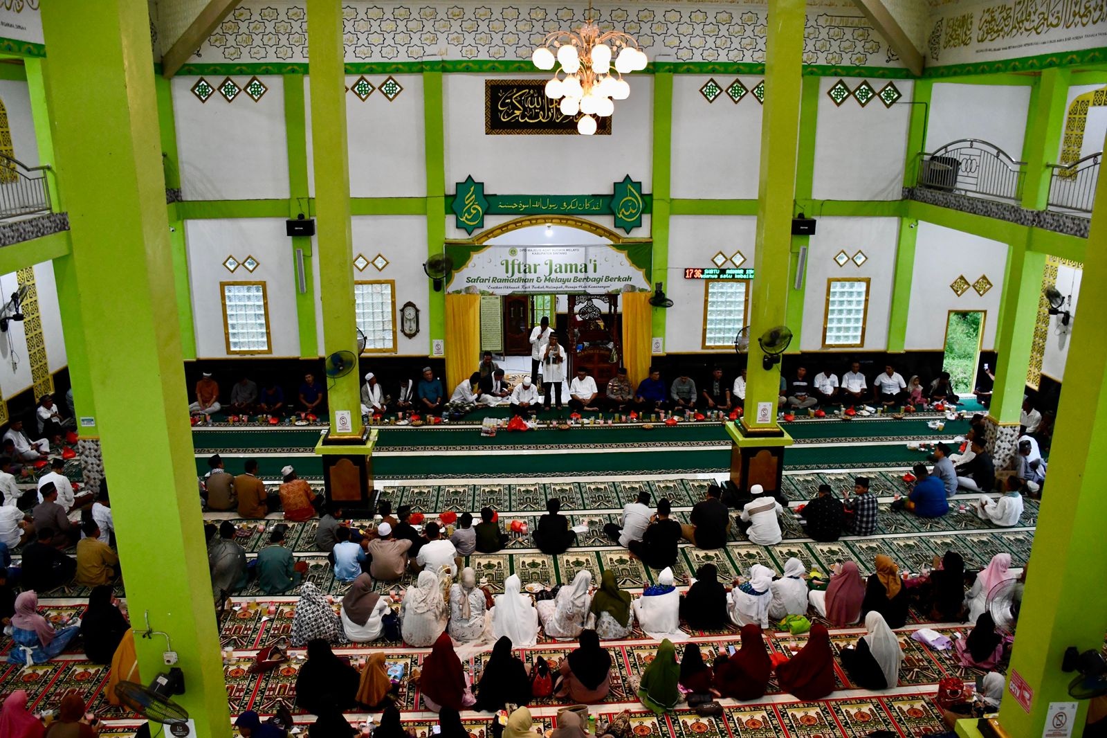 BUKA BERSAMA: Suasana kegiatan buka bersama yang digelar Majelis Adat dan Budaya Melayu Kabupaten Sintang di Masjid Al-Ikhlas, Mensiku Jaya, Sabtu (28/2) malam. 