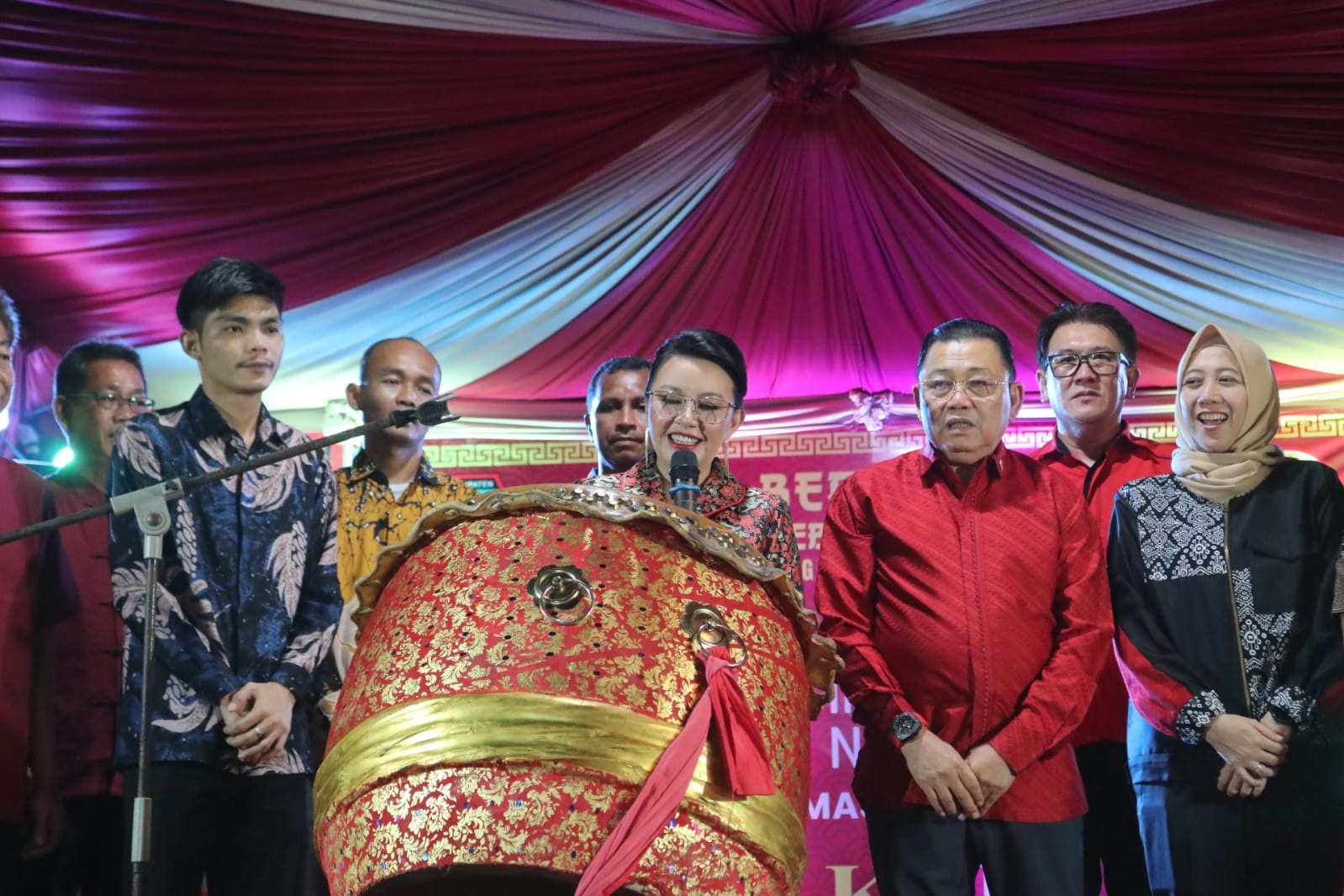 MERIAH: Bupati Landak Karolin Margret Natasa menabuh drum sebagai tanda dimulainya ouncak perayaan Imlek bersama di Yayasan Hati Suci Ngabang, Jumat (27/2) malam.