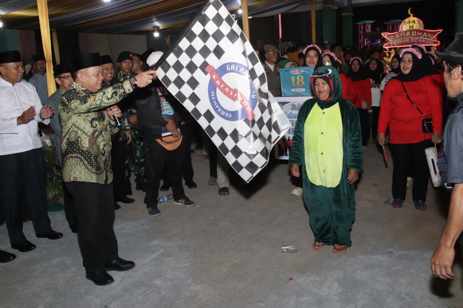 LEPAS PESERTA: Ketua DPRD Kabupaten Mempawah Safruddin Asra melepas peserta Sahur-Sahur 