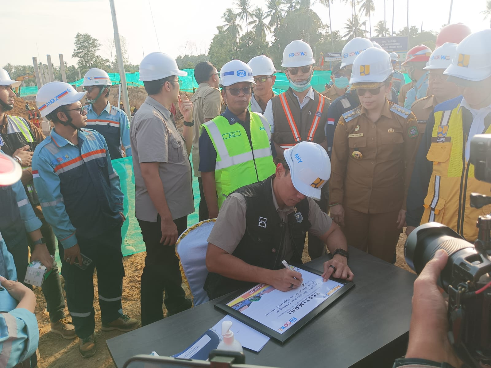 Peninjauan Menteri koordinator bidang infrastuktur dan pembangunan kewilayahan Agus Harimurti Yudhoyono pembangunan sekolah rakyat (SR) di kota Singkawang di Kec. Singkawang Timur, Senin (2/3/2026).
