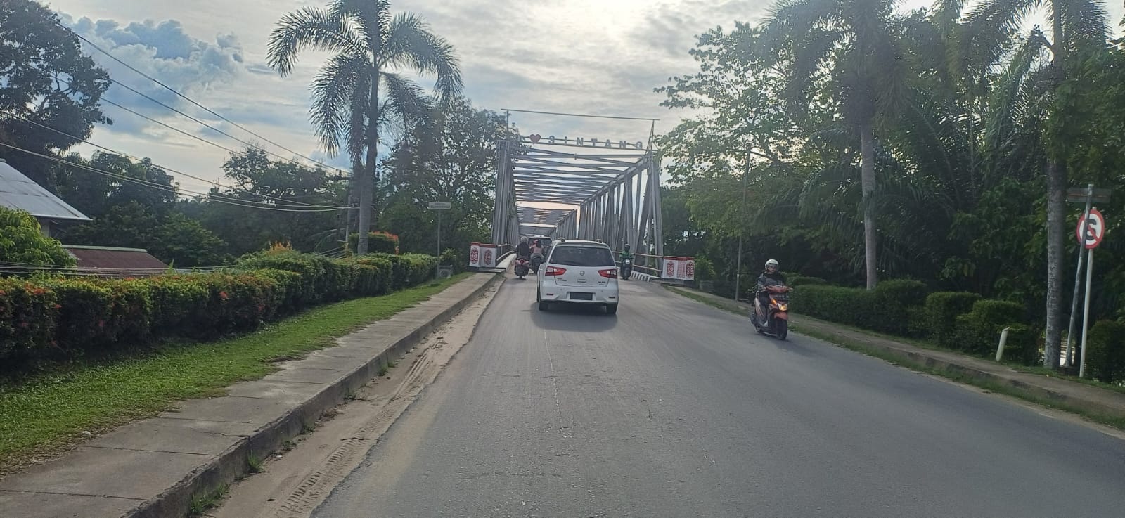 PERLU PELEBARAN: Kondisi jalan memasuki Jembatan Melawi yang memerlukan pelebaran untuk mengurai kemacetan di waktu padat aktivitas masyarakat kota Sintang.