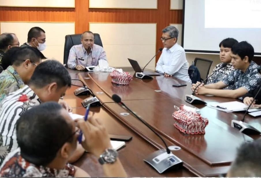 ARAHAN : Sekda Ketapang, Repalianto, menggelar rapat dengan tim BPK RI, Jumat (27/2).
