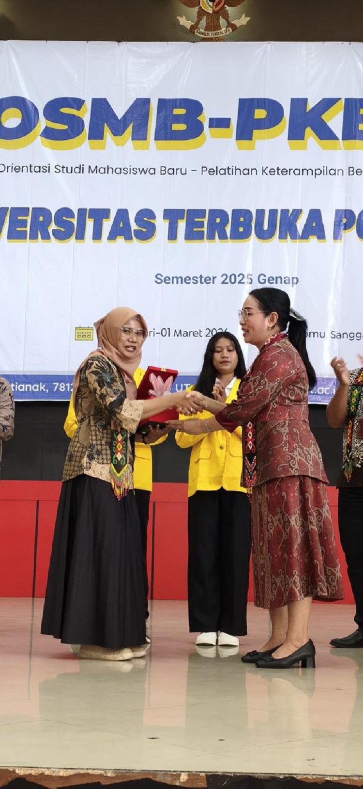 Wakil Bupati Sanggau, Susana, menghadiri Orientasi Studi Mahasiswa Baru dan Pelatihan Keterampilan Belajar Jarak Jauh (OSMB-PKBJJ) Universitas Terbuka (UT) Pontianak di Sanggau, Sabtu (28/2).