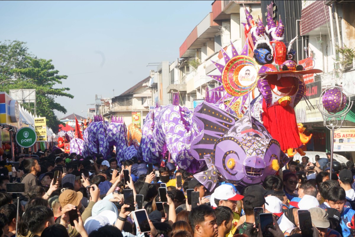 Sejumlah replika naga menggelar ritual Buka Mata dan penghormatan di Kelenteng Kwan Tie Bio Jalan Diponegoro, Minggu (1/3). Acara tersebut disesaki warga yang antusias menyaksikannya.