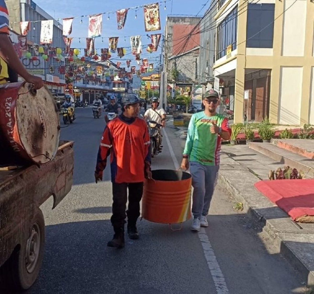 JAGA KEBERSIHAN: Dinas Lingkungan Hidup (DLH) Kota Singkawang menyiagakan 100 unit tempat sampah dan 100 petugas kebersihan untuk memastikan kebersihan kota selama Cap Go Meh.  