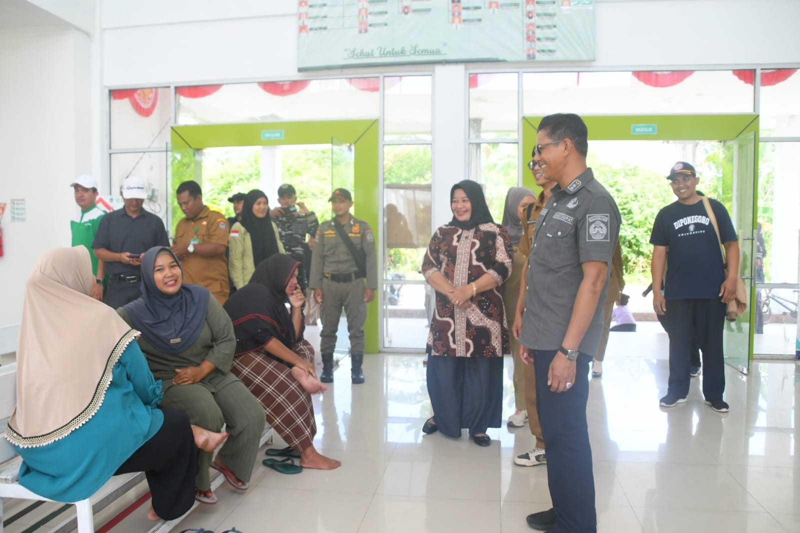 TINJAU: Wakil Bupati Kayong Utara, Amru Chanwari saat meninjau langsung pembangunan sarana prasarana pendidikan dan kesehatan di Kepulauan Karimata.  