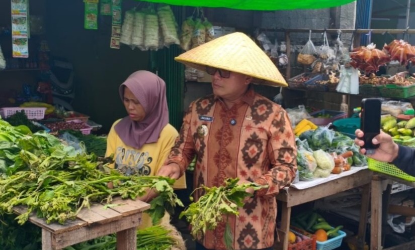 TINJAU: Bupati Sujiwo melakukan peninjauan langsung ke Pasar Wonodadi, Desa Arang Limbung, untuk melihat kondisi fasilitas dan aktivitas pedagang, Kamis (26/2).