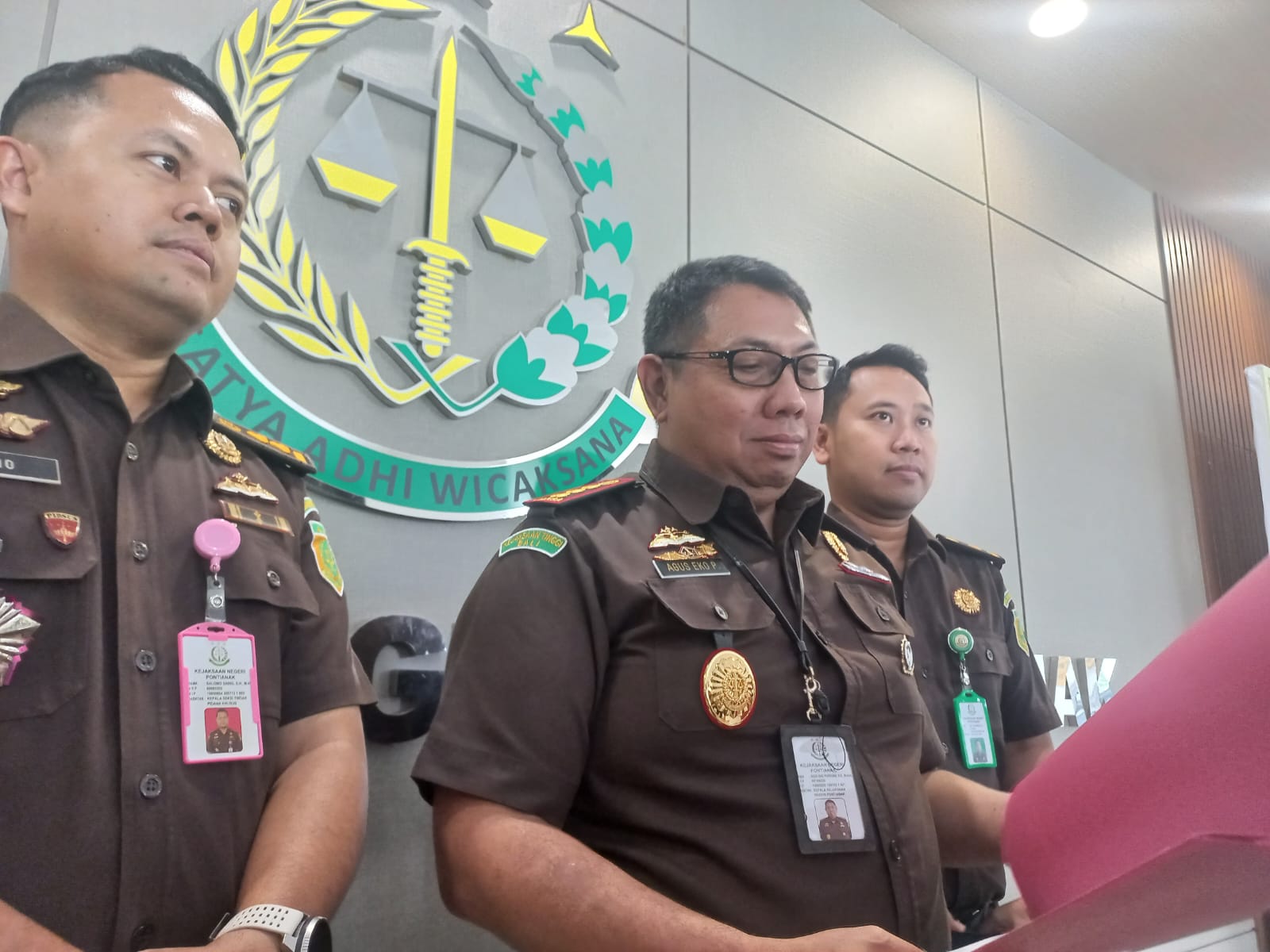 Kepala Kejari Pontianak, Agus Eko Purnomo (tengah) saat menyampaikan penetapan tersangka dalam kasus dugaan penyalahgunaan dana hibah pemilihan wali kota dan wakil walikota Pontianak 2024.