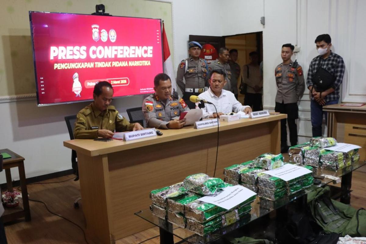 Satuan Reserse Narkoba Polres Sintang menggagalkan peredaran narkotika dalam jumlah besar dengan menyita sekitar 59,85 kilogram sabu. 