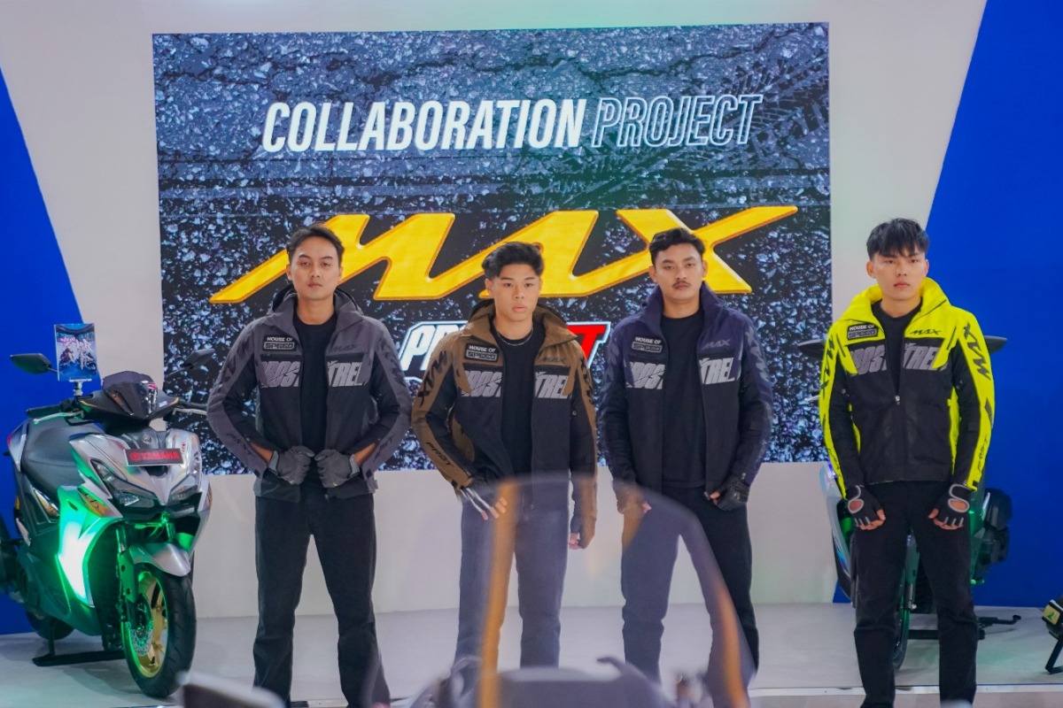 Deretan sparepart kit dan apparel dari Yamaha. 