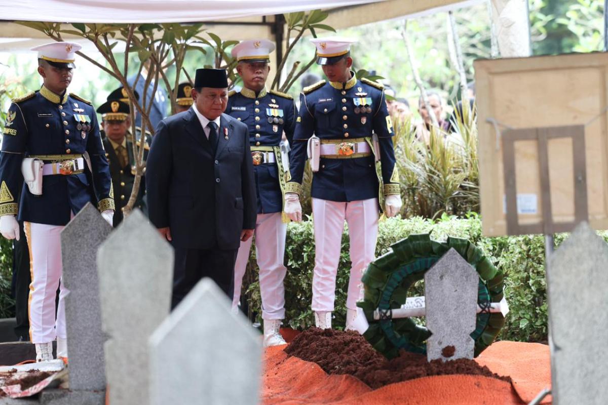 Presiden Ri Prabowo Subianto memimpin prosesi pemakanan Wapres ke-6 Try Sutrisno di TMP Kalibata Senin (2/3).