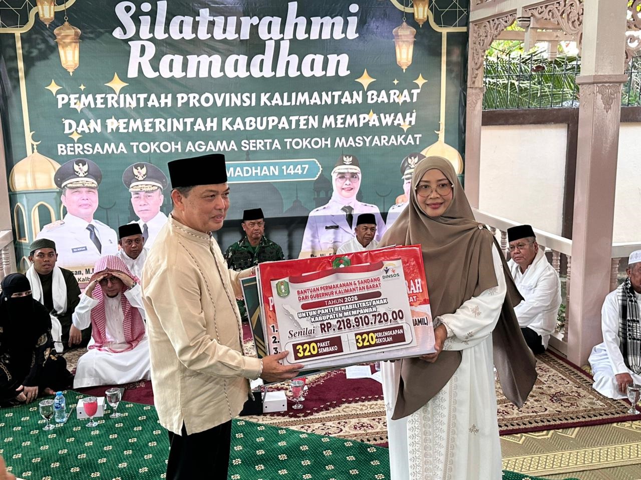 BANTUAN: Gubernur Ria Norsan saat menyerahkan bantuan untuk Kabupaten Mempawah kepada Bupati Erlina.