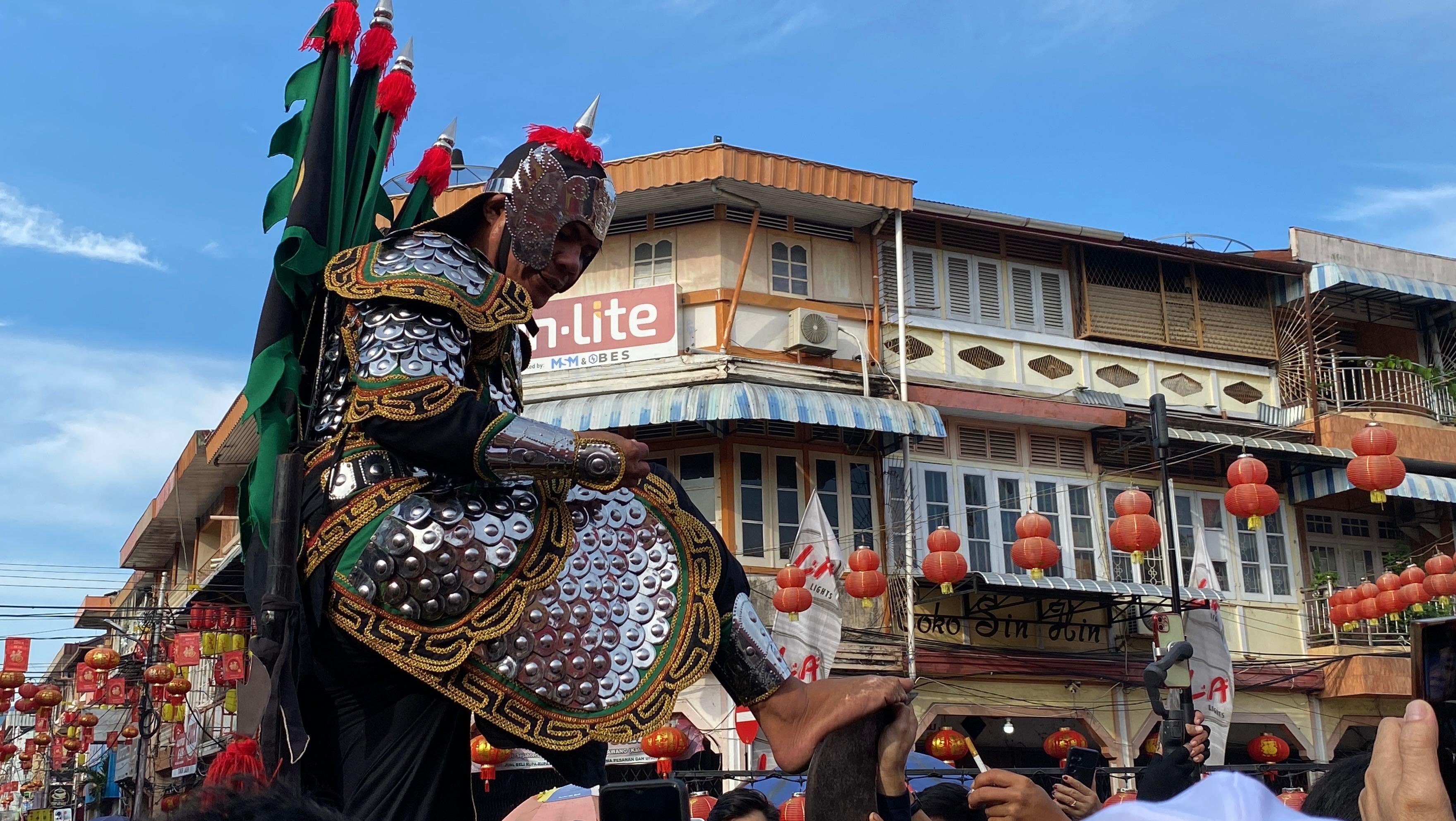RITUAL: Para tatung melakukan ritual cuci jalan di Vihara Tri Dharma Bumi Raya, Singkawang, Senin (2/3/2026), sehari menjelang puncak Festival Cap Go Meh.&nbsp;