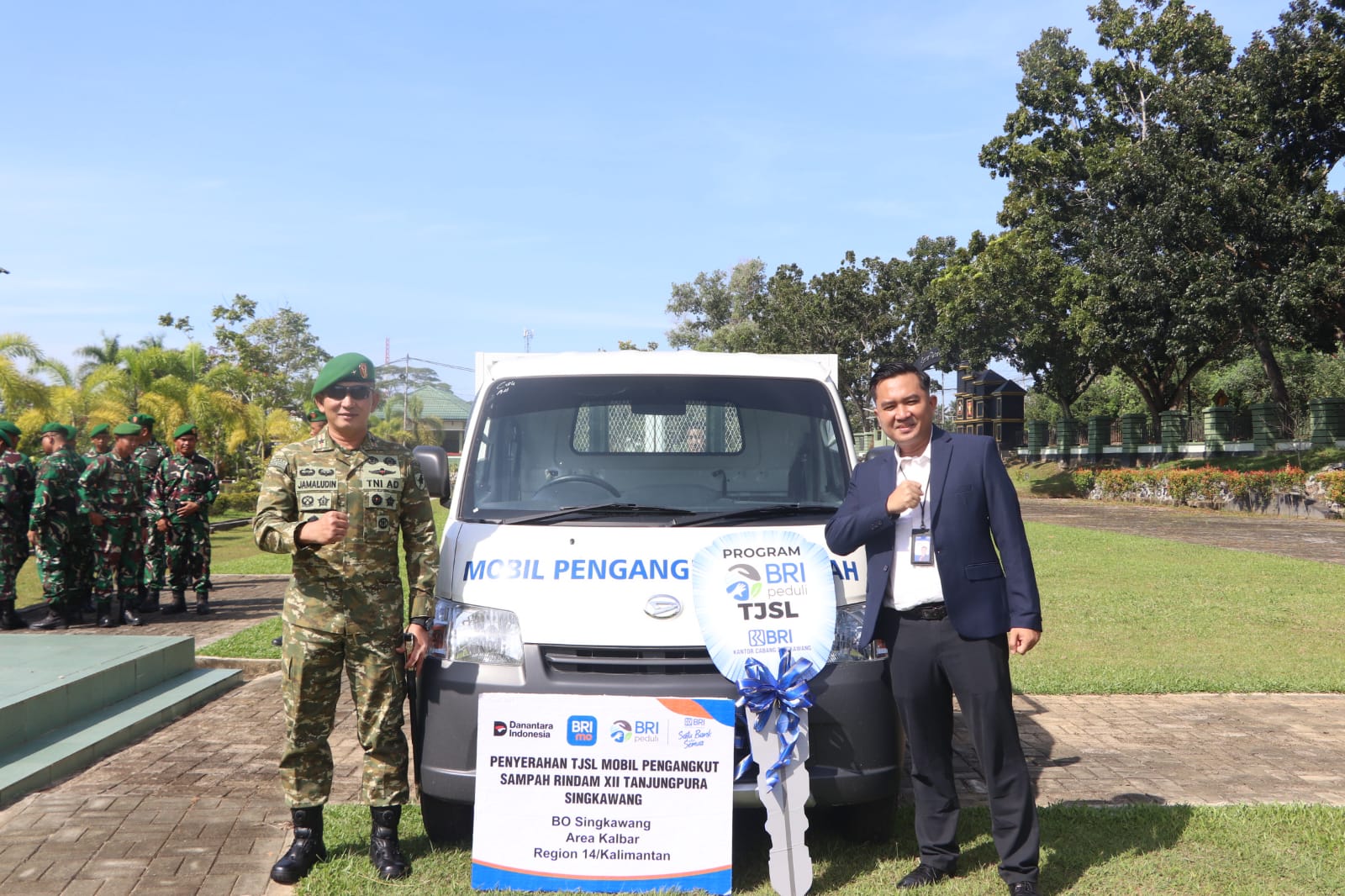 Pimpinan BRI BO Singkawang Prasetyo Adi Wibowo menyerahkan mobil sampah kepada Komandan Rindam XII Tanjungpura Brigjen Jamaludin, Senin (2/3/2026).