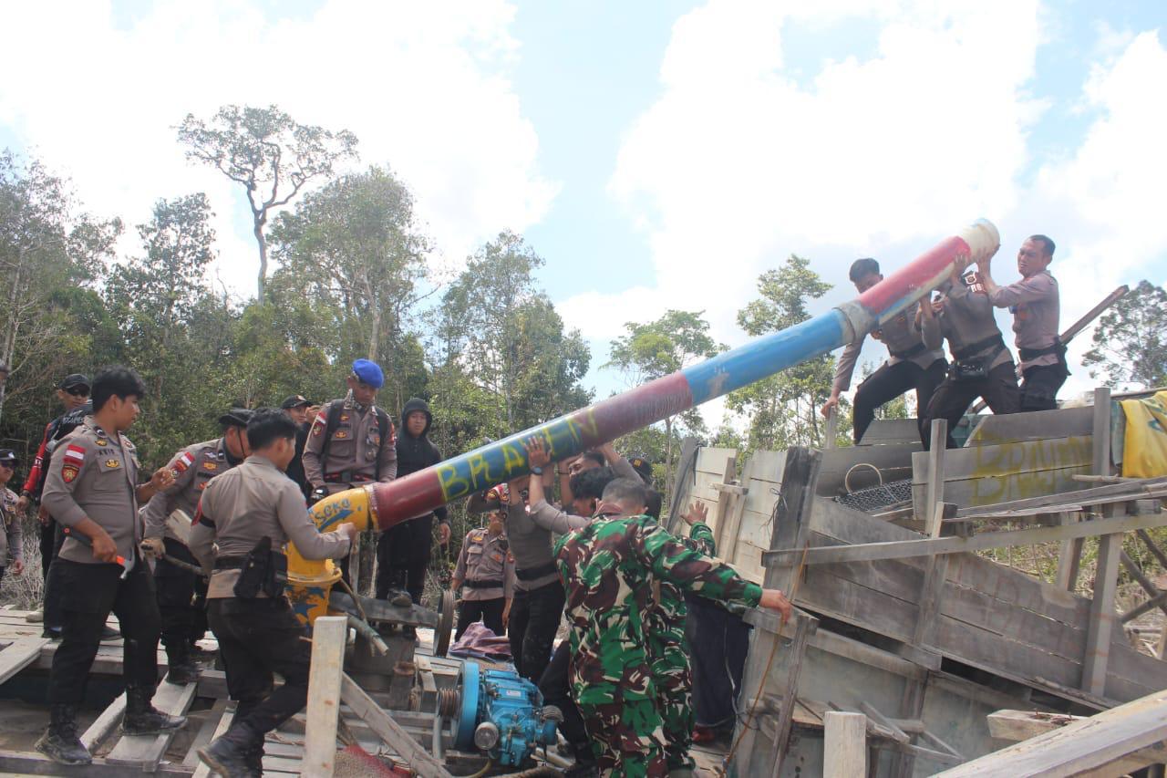 Tim gabungan melakukan pemusnahan mesin dan lanting PETI di Kecamatan Suhaid. 