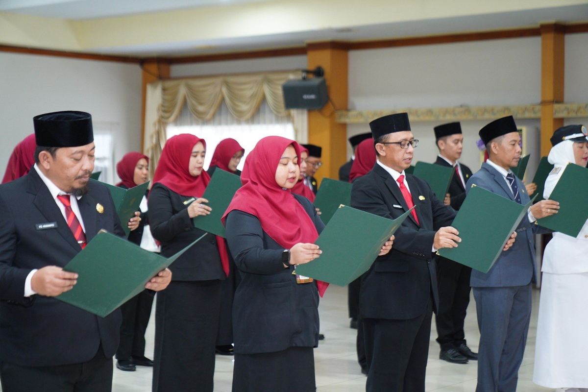 Wali Kota Pontianak, Edi Rusdi Kamtono, melantik 29 pejabat eselon III dan IV di Aula Sultan Syarif Abdurrahman Kantor Wali Kota Pontianak, Senin (2/3). 