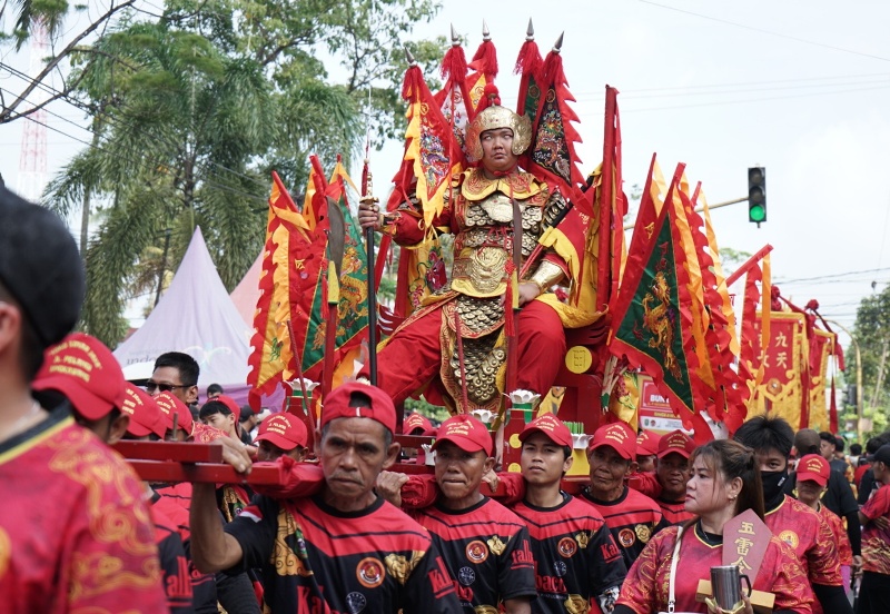 ATRAKSI KEBAL: Salah satu arak-arakkan tatung beratraksi kebal  dalam Festival Cap Go Meh 2026 di Kota Singkawang, Selasa (3/3).   