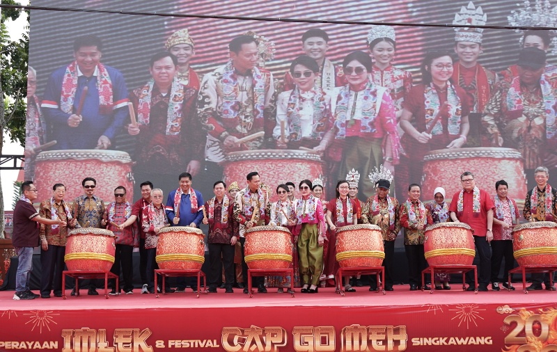 Pembukaan Cap Go Meh di  Singkawang secara simbolis dengan pemukulan gendang oleh Wakil Ketua MPR RI Bambang Wuryanto, sejumlah Menteri, Gubernur Kalbar Ria Norsan, Wali Kota Singkawang Tjhai Chui Mie