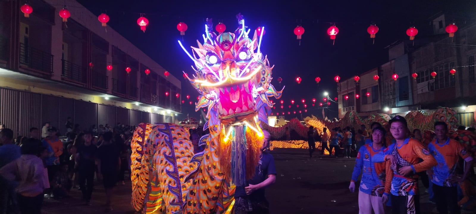 Naga Wulong ikut memeriahkan Cap Go Meh 2577 Kongzili di Lapangan Komplek Patoka Sungai Pinyuh.