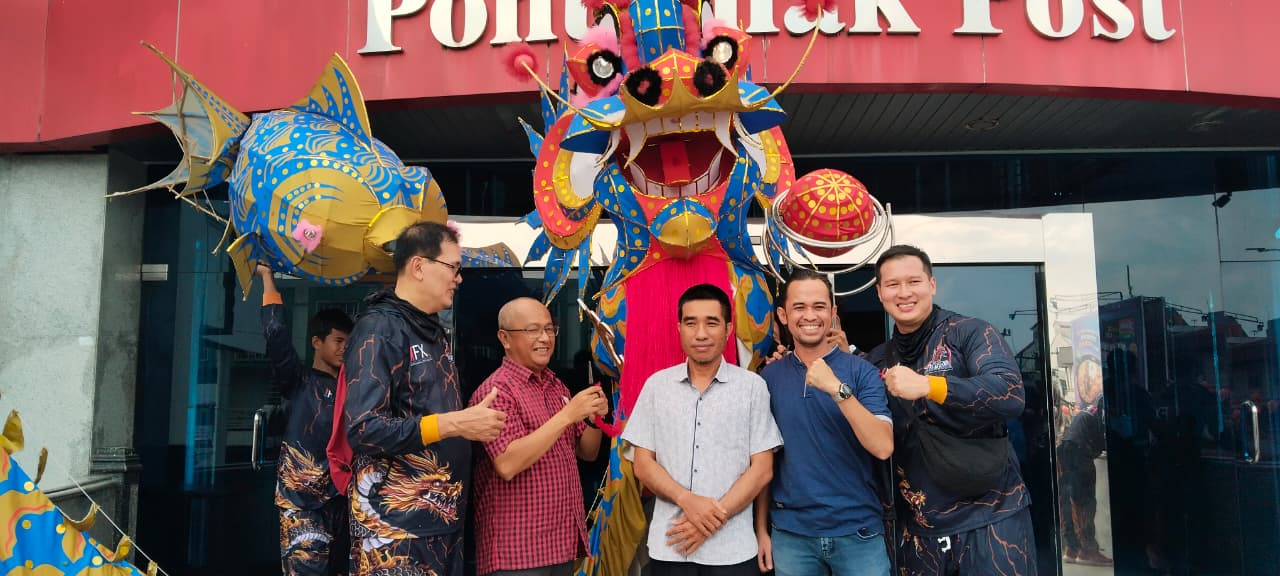 NAGA: Direktur Utama Pontianak Post Salman Busrah beserta jajaran manajemen menerima rombongan Naga Vois Dragon Sport di Gedung Graha Pena Pontianak Post, Selasa (3/3).