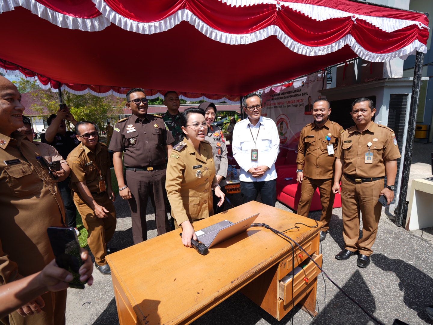 Bupati Landak Karolin Margret Natasa meluncurkan inovasi layanan adminduk LANDAK PASTI di halaman Kantor Disdukcapil Landak pada Senin (3/3).
