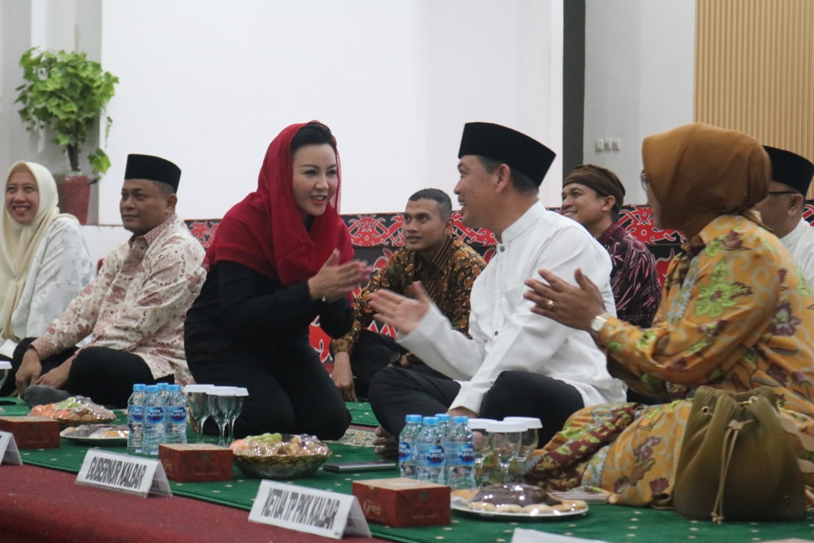 BERKUNJUNG: Bupati Landak Karolin Margret Natasa menyambut safari ramadan Gubernur Kalbar Ria Norsan bersama Ketua TP PKK Kalbar Erlina di Aula Kantor Bupati Landak, Minggu (1/3).