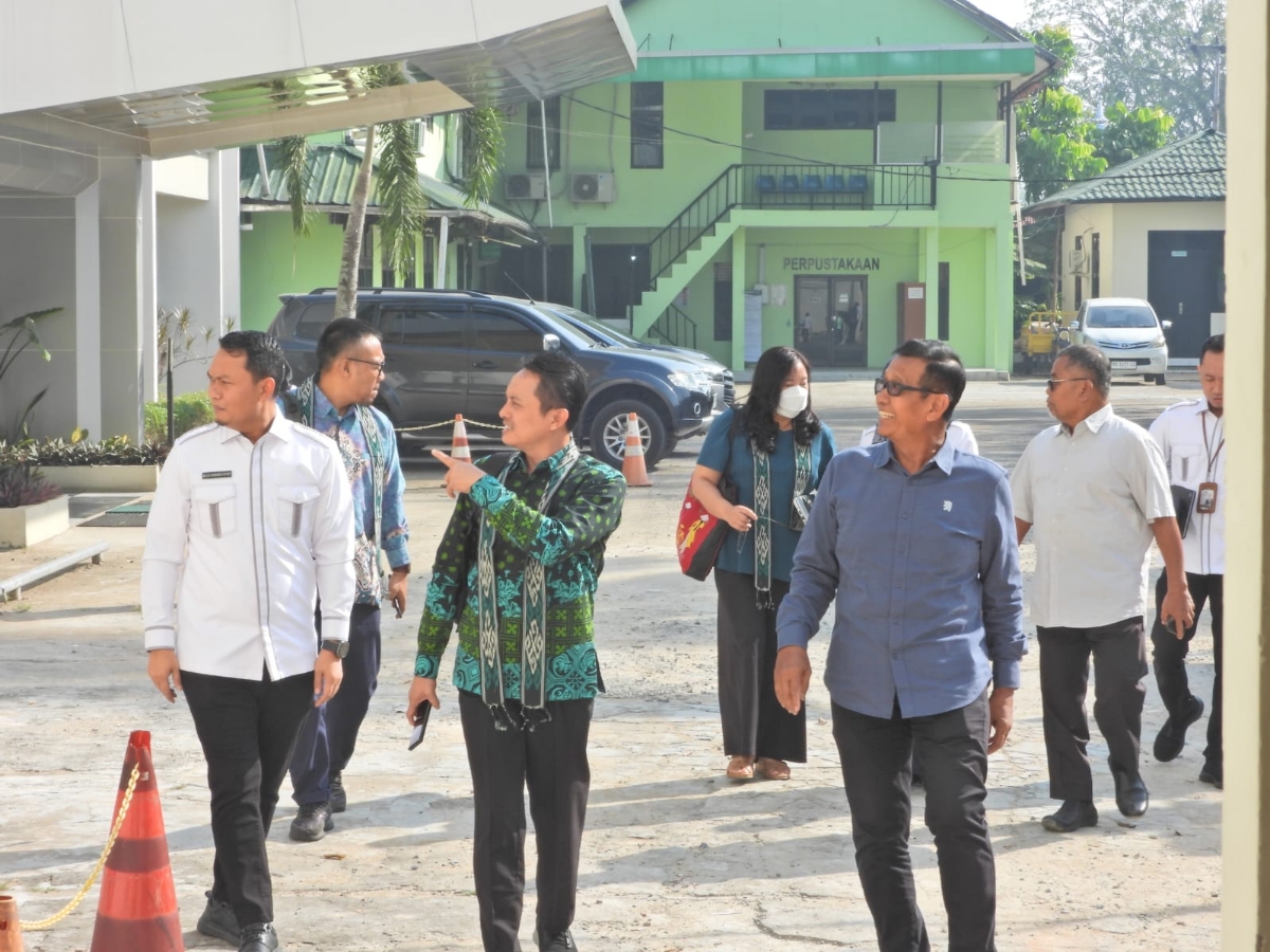 Sekolah Tinggi Ilmu Kesehatan (STIKes) Yarsi Pontianak dalam Akreditasi Institusi yang dilaksanakan oleh Badan Akreditasi Nasional Perguruan Tinggi (BAN-PT) meraih peringkat Baik Sekali. 