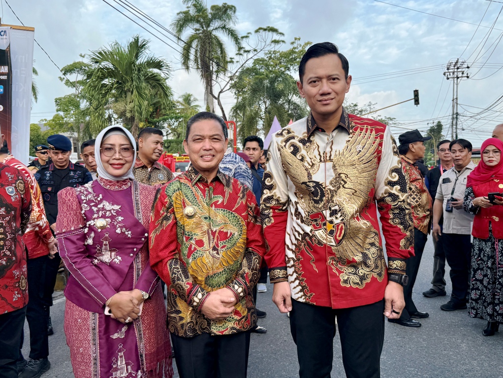 Gubernur Kalbar Ria Norsan bersama Menteri Koordinator Bidang Infrastruktur dan Pembangunan Kewilayahan Agus Harimurti Yudhoyono (AHY) hadir dalam acara Festival Cap Go Meh 2026 di Kota Singkawang.