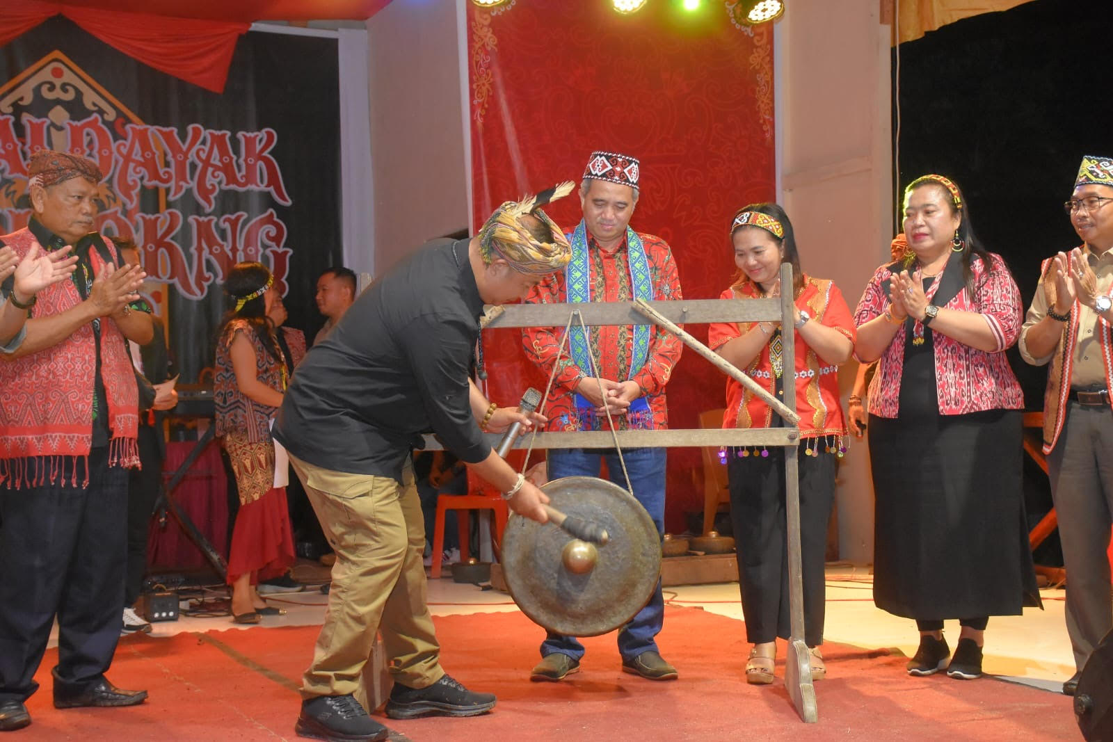 Bupati Ketapang, Alexander Wilyo, memukul gong tanda berakhirnya rangkaian Gawai Adat Bejujokng XV di Desa Gema, Kecamatan Simpang Dua, Sabtu (28/2).
