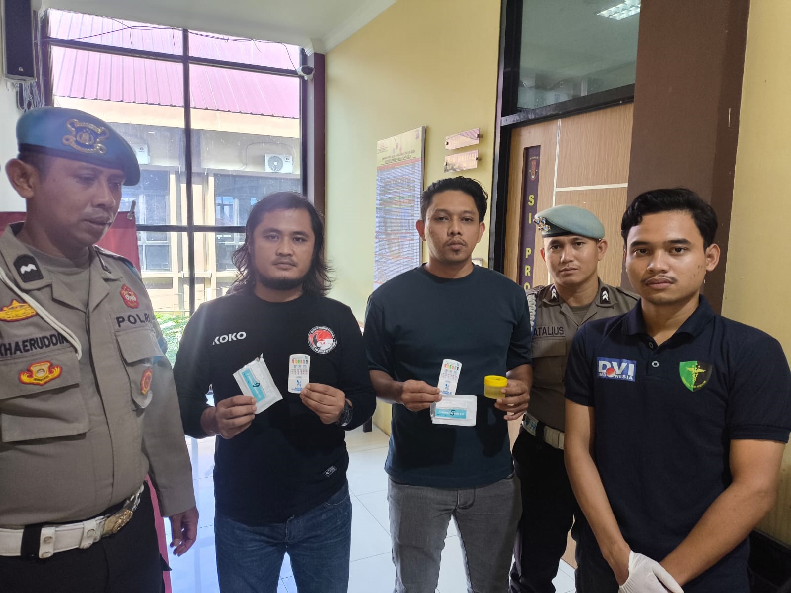 Anggota Polres Kapuas Hulu saat menjalani tes urine memastikan mereka bebas dari Narkoba. 