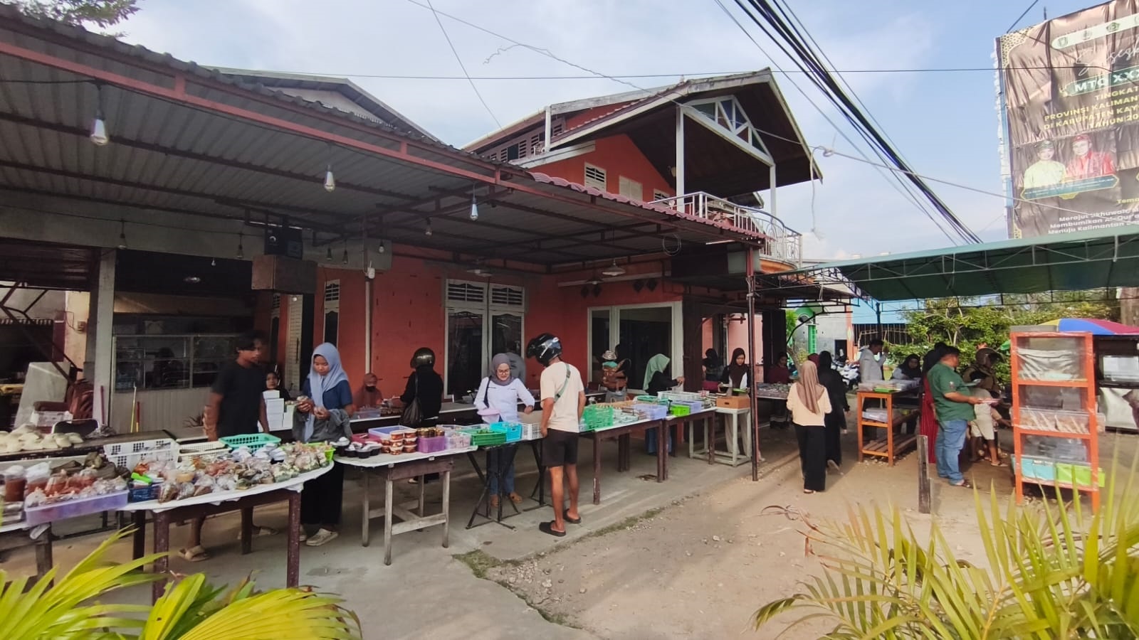 Makanan siap saji hingga penganan lainnya berpadu dan tersaji berjejer di lapak-lapak sederhana menjelang waktu berbuka puasa. 